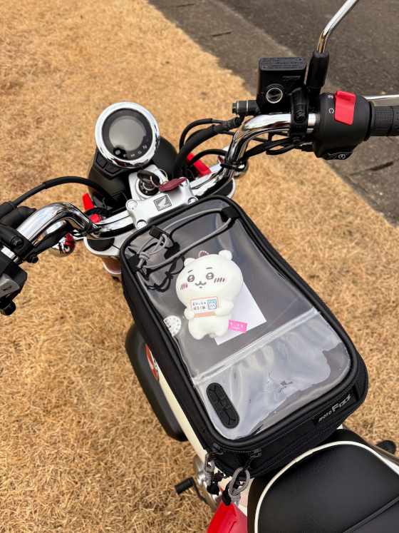 タンクバッグにぬいぐるみを入れる