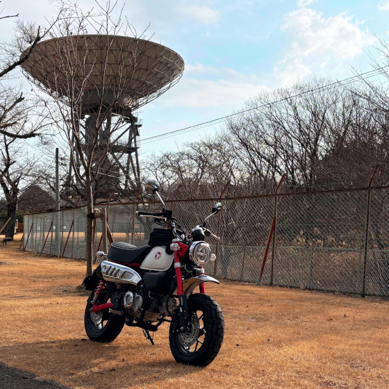 モンキー125とパラボラアンテナ