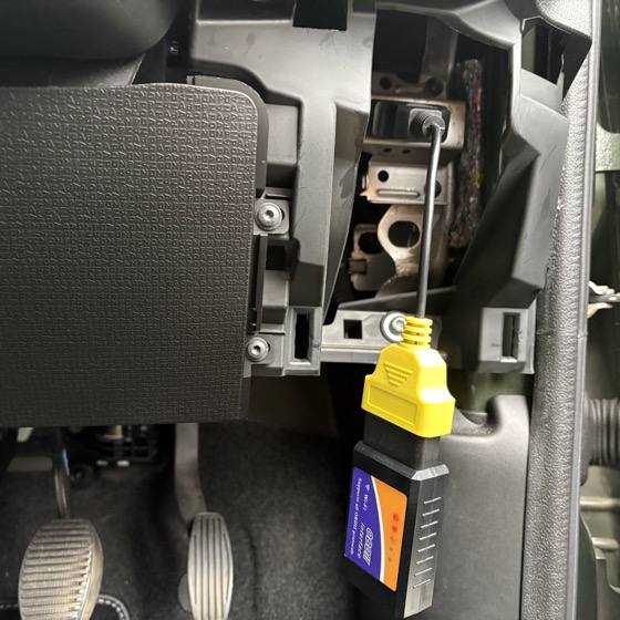 OBDドングルを取り付けたところ